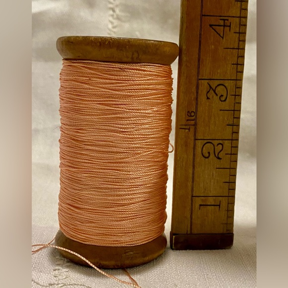 Vintage / antique wooden spool thread - unknown YD, pink shiny - Picture 3 of 3